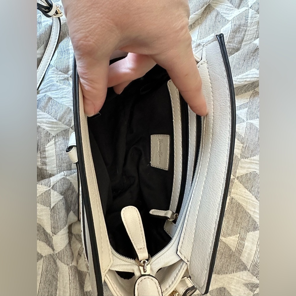 ⭐️ HOST PICK ⭐️ Mint condition Neumann Marcus purse - Picture 4 of 5